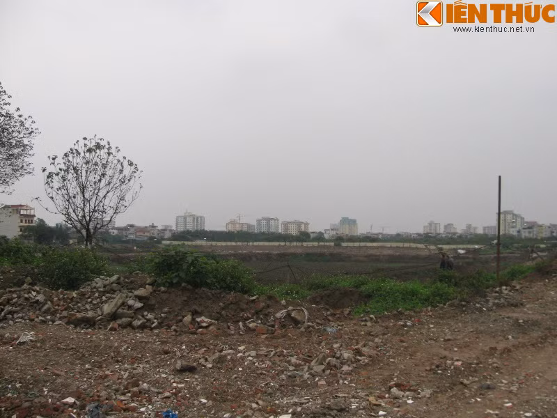 Đầm Hồng - nơi đoạn đường đi qua là một khu vực đất rộng, với nhiều đất đá ngổn ngang. Rất nhiều dự án tập trung quanh khu vực này như: Dự án cải tạo Đầm Hồng, dự án cải tạo Hồ Khương Trung 1, dự án Bệnh viện Đa khoa Thanh Xuân.