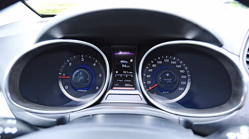 Các tiện ích khác như khởi động bằng nút bấm (Start/Stop), vô-lăng trợ lực điện, gương hậu chống chói, cảm biến ánh sáng, cảm biến gạt mưa, nội thất bọc ba.