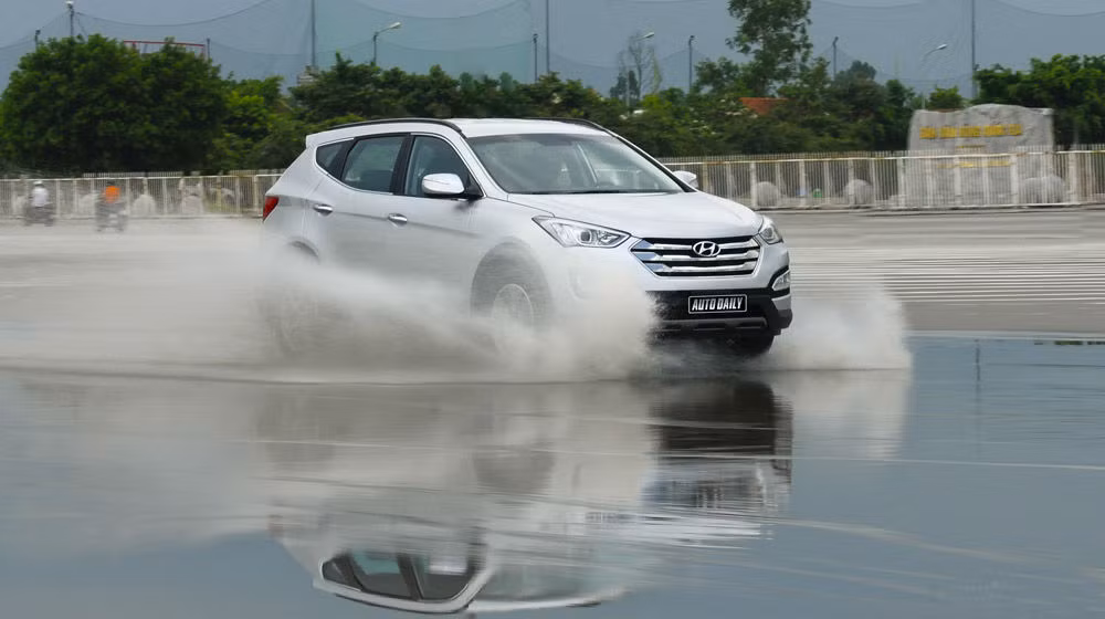 Có 3 chế độ lái để lựa chọn là: Normal (tiêu chuẩn), Sport (thể thao) và Comfort (êm ái).