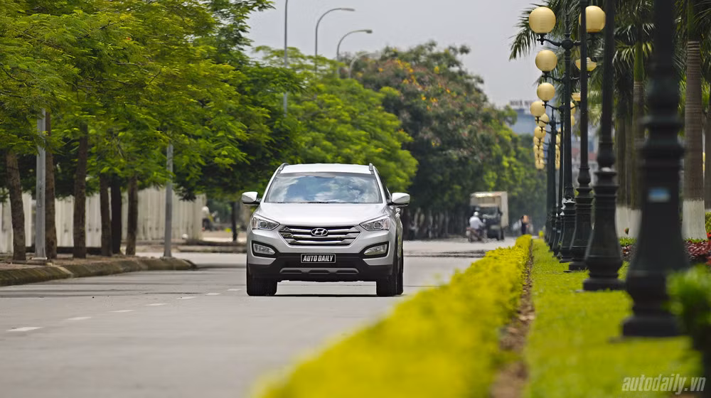 Giá bán Hyundai Santa Fe 2014, phiên bản động cơ diesel 2.2 VGT: 1.431.000.000 VNĐ (đã bao gồm VAT).