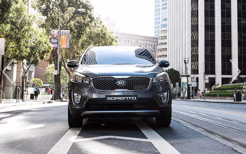 Tại thị trường Hàn Quốc, Kia trang bị cho Sorento 2016 2 tùy chọn động cơ dầu I4 R-Engine CRDi 2.0 lít 184 mã lực và 2.2 lít 200 mã lực.