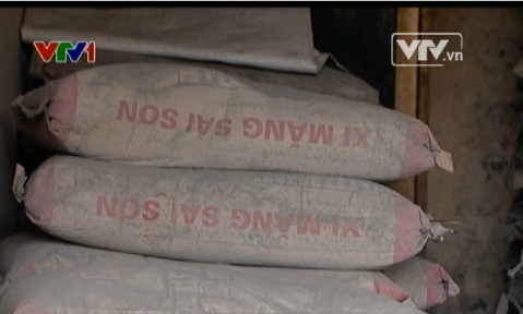 Xi măng Sài Sơn được bán ở đại lý Tuấn Yên. Ảnh cắt từ clip của Bản tin tài chính kinh doanh.
