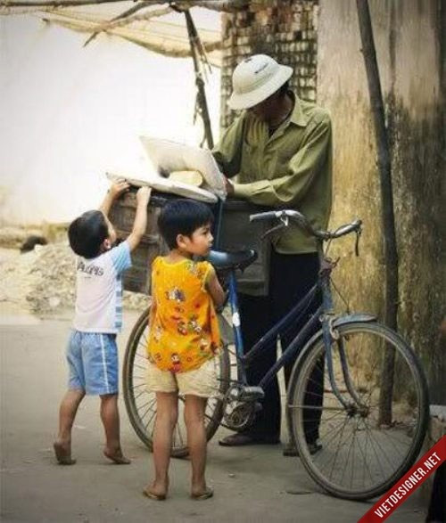 Tiếng “kem mút… kem mút” vang lên từ chiếc còi cầm tay của ông bán kem trên chiếc xe đạp cũ. Mỗi que kem thường có giá 100 đồng hoặc được đổi bằng những đôi dép nhựa rách, vỏ chai... Nghề này thường xuất hiện ở các vùng nông thôn Việt Nam, nhưng dần dần người ta thấy nó biến mất. Tiếng “kem mút… kem mút” vang lên từ chiếc còi cầm tay của ông bán kem trên chiếc xe đạp cũ. Mỗi que kem thường có giá 100 đồng hoặc được đổi bằng những đôi dép nhựa rách, vỏ chai... Nghề này thường xuất hiện ở các vùng nông thôn Việt Nam, nhưng dần dần người ta thấy nó biến mất.