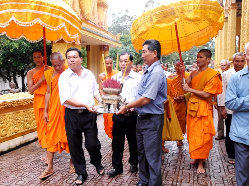 Được biết, Trầm Bê là người gốc Hoa, từ nhỏ đến lớn sống giữa cộng đồng Khơ-me nên luôn hướng về nguồn gốc của mình. Việc xây dựng các ngôi chùa thể hiện ý nguyện muốn có một nơi thờ cúng Phật cho bà con Khơ-me nghèo của ông Trầm Bê. Ảnh: Trầm Bê trong một lần về thăm ngôi chùa do chính tay ông xây dựng ở quê hương Trà Vinh.