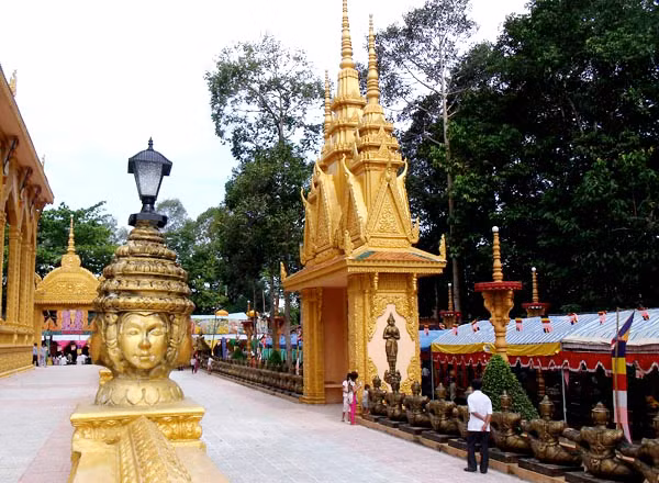 Đỉnh cao nghệ thuật của ngôi chùa thể hiện ở những họa tiết độc đáo nơi mái vòm, tường, các hàng cột và cầu thang, như tượng đầu vị thánh 4 mặt Maraprum là tiền thân của Brahma - vị thần sáng tạo ra thế giới, nữ thần Kayno nửa người nửa chim, chim thần Marakrit.