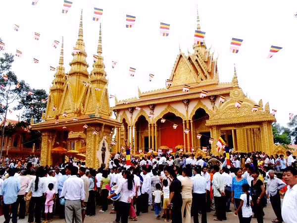 Chùa Vàm Ray tọa lạc tại ấp Vàm Ray, xã Hàm Tân, huyện Trà Cú, tỉnh Trà Vinh, chính thức khánh thành ngày 22/5/2010. Đây là ngôi chùa Khơ-me lớn nhất Việt Nam, một nơi để các đồng bào Phật tử Khơ-me gặp gỡ và cùng nhau tu tâm, tích đức. Chùa được ông Trầm Bê tài trợ, phục chế và cải tạo trong thời gian 3 năm.