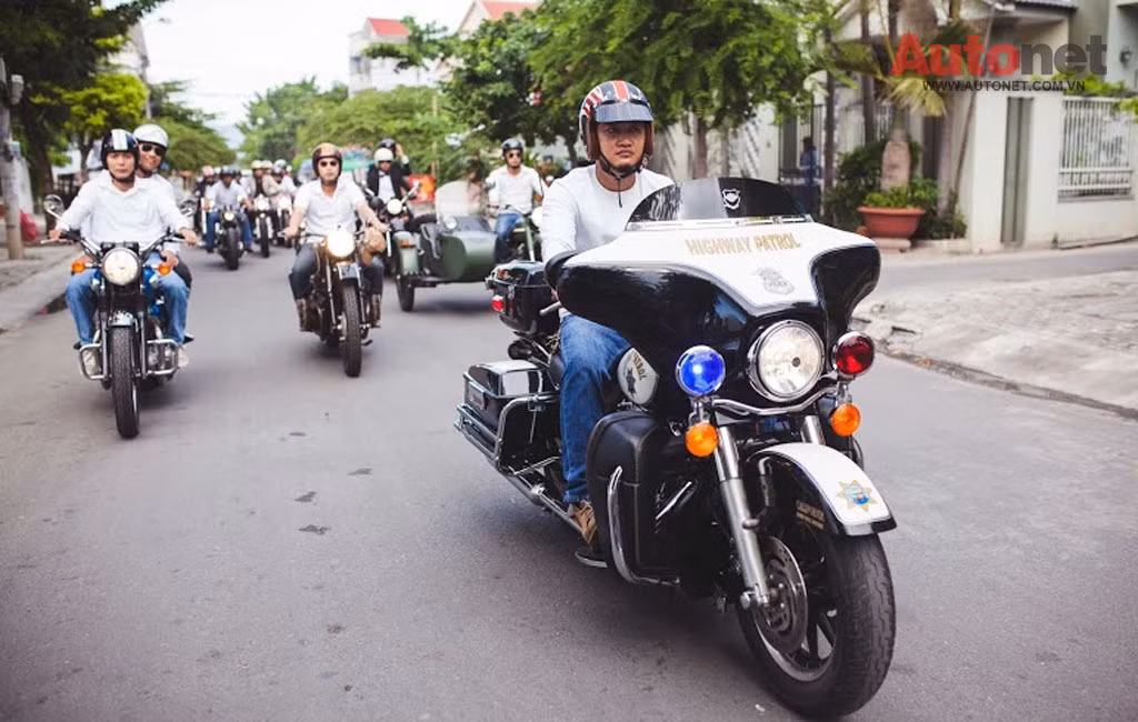 Bên cạnh tình yêu dành cho nhau, cặp uyên ương luôn muốn biến ngày cưới của mình trở nên đặc biệt và cá tính hơn với sự góp mặt của những chiếc xe cùng những người bạn thân thiết trong ngày trọng đại nhất của cuộc đời mình.