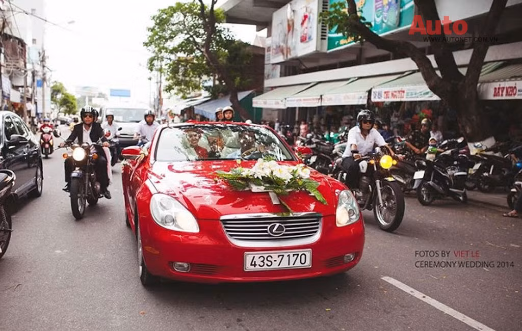 Mới đây, tại Thành phố Đà Nẵng, một đám rước dâu gây chú ý của nhiều người đi đường với một chiếc xe dâu Lexus màu đỏ cùng đoàn hộ tống gồm những chiếc Sidecar và mô tô độ để “rước nàng về dinh”.