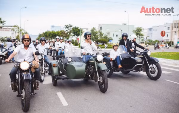 Bên cạnh sự xuất hiện của chiếc xe dâu sang trọng, những chiếc mô tô cũng đã góp phần làm cho đám cưới trở rộn rã, lạ lẫm với tiếng những tiếng nổ của mô tô phân khối lớn cùng sự phấn khích của những người tham gia.