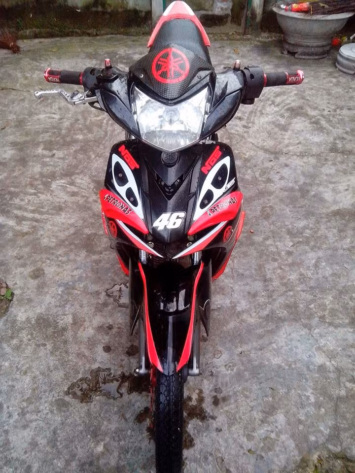 Đầu xe nhìn dữ dằn. Chiếc Sirius này được độ thêm 2 mắt đèn ấn tượng.