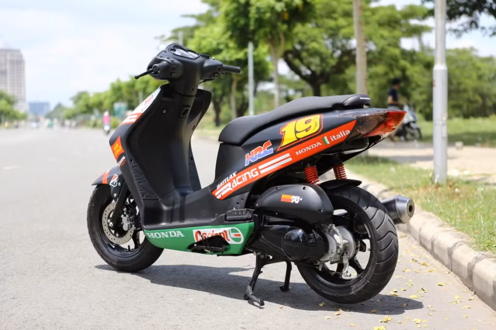 Khác hẳn với vẻ giản dị vốn có của chiếc xe nguyên bản, Honda Dylan sau khi độ lại nhìn đẹp lạ, đậm phong cách Ý.