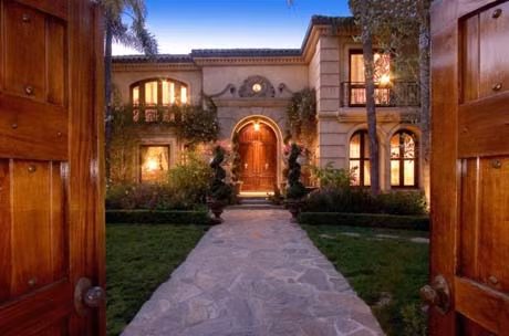 Nhà của Mark Wahlberg – 12,995 triệu USD: Năm 2001 diễn viên Mark Wahlberg đã bỏ ra 5 triệu USD để mua căn biệt nằm ở khu nổi tiếng ở Beverly Hills. Căn biệt thự tọa lạc trên một khu đất rộng 1,75 ẫu với 5 phòng ngủ, 8 phòng tắm. Năm 2013 sau nửa thập kỷ rao bán cuối cùng căn nhà cũng tìm được chủ mới với gia chuyển nhượng là 12,995 triệu USD.