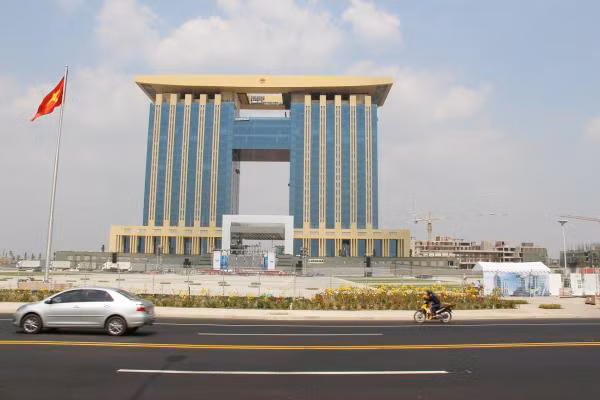 Tỉnh Bình Dương vừa khai trương trung tâm hành chính tập trung hoành tráng với tòa tháp đôi có diện tích sàn 104.000 m2, gồm 20 tầng lầu, 2 tầng để xe, được xây dựng tại phường Hòa Phú, TP Thủ Dầu Một.