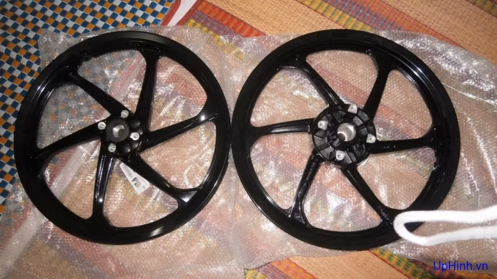 Mâm Ya Z với thiết kế 6 chấu, tạo sự chắc chắn và mạnh mẽ cho xe nào mang nó. Một cặp Ya Z có giá khoảng 3,5 triệu đồng.