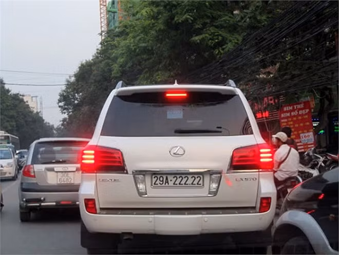 LX570 cũng hấp dẫn dân chơi bởi hệ thống an toàn mà hãng trang bị cho xe. Với hệ thống chống bó phanh hiệu quả trên nhiều địa hình khác nhau, phanh của mẫu xe này được điều chỉnh để phù hợp với nhiều tình huống lái xe. Dù đang chạy trên đường đá sỏi hay trơn trượt, chiếc xe có thể dừng lại nhờ bộ kiểm soát phanh ưu việt. Ảnh: LX570 biển siêu đẹp của dân chơi Hà Nội.