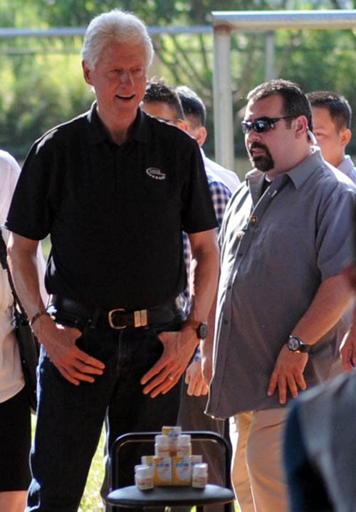 Và khi vị cựu Tổng thống Mỹ xuất hiện, họ hóa thân thành những bức tường chắn vững chắc.