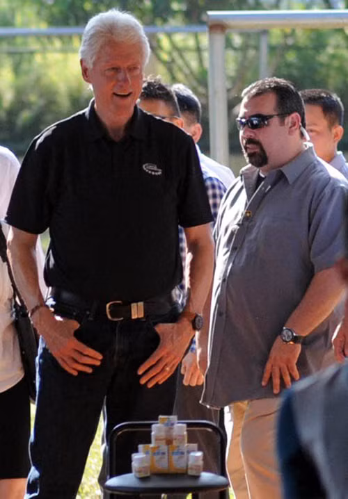 Và khi vị cựu Tổng thống Mỹ xuất hiện, họ hóa thân thành những bức tường chắn vững chắc.