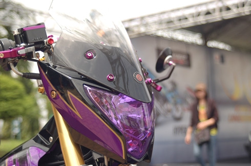 Đầu xe tím ngắt cá tính.