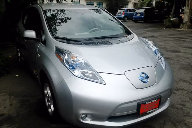 Mẫu xe không khí thải Nissan Leaf là một trong những xế lạ mới gia nhập thị trường Việt Nam. Dòng hatchback 5 cửa này được nhập khẩu không chính hãng qua một showroom tại TP HCM. Khi về Việt Nam, dòng xe này không được ưu đãi thuế nên có giá ngất ngưởng hơn 1,5 tỷ đồng.