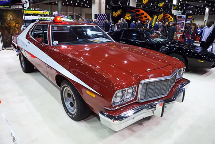 Ford Gran Torino 1976. Là chiếc xe của diễn viên nam chính trong bộ phim truyền hình nổi tiếng "Starsky and Hutch", màu sơn đỏ nổi bật đã khiến nhiều người Mỹ muốn mua xe cùng màu.