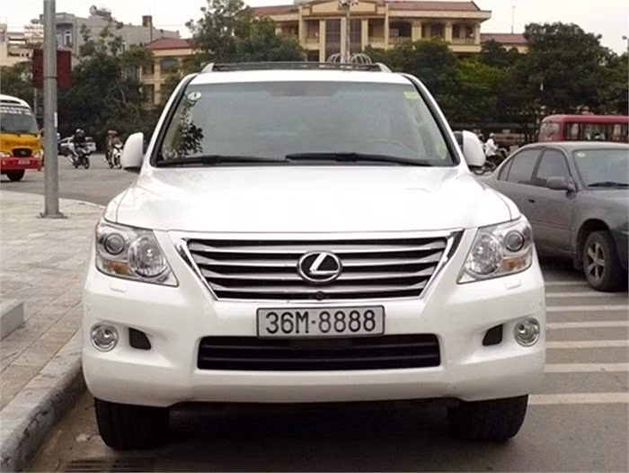 Đại gia Thanh Hóa cũng tậu Lexus LX570 và đeo biển số tứ quý 8 cho nó.