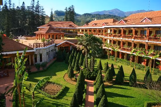 Tại Sa Pa, khách sạn Victoria Sapa nằm trong hệ thống khách sạn do Tập đoàn Victoria quản lý có vị thế tuyệt đẹp. Bao quanh khách sạn là những thửa ruộng bậc thang vàng óng ả, nhìn ra đỉnh Phanxipang. Phía bên trái khách sạn là bản Hồ phẳng như một chiếc gương soi. Phòng VIP - Superior Suit có giá 260 USD/đêm, phòng thấp nhất giá 145 USD/đêm.