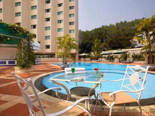 Đắt đỏ đứng hàng thứ 3 tại Hạ Long là khách sạn Halong Plaza. Đây là khách sạn 4 sao, nằm ngay dưới chân đồi, gần khu bảo tồn văn hoá Vịnh Hạ Long. Khách sạn có 200 phòng, loại phòng VIP - Plaza Suit: 350 USD/đêm, loại thấp nhất 140 USD/đêm.