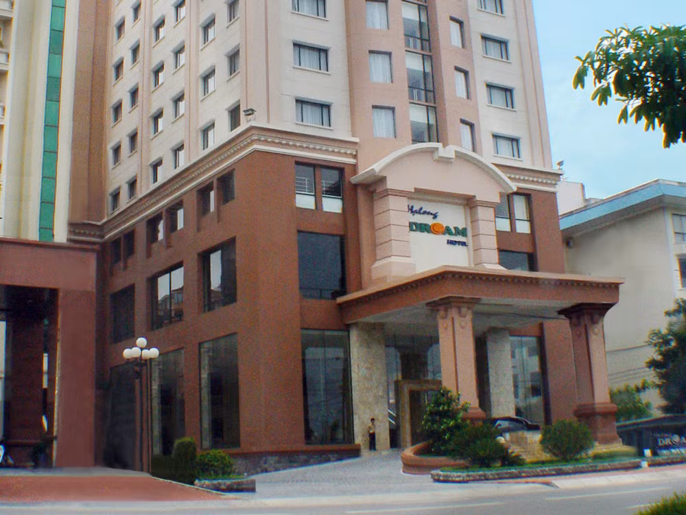 Tại Hạ Long (Quảng Ninh), Dream Halong là khách sạn 4 sao đắt nhất ở thành phố biển. Khách sạn có 184 phòng, giá phòng thấp nhất 178 USD/đêm, phòng Suit có giá 278 USD/đêm.