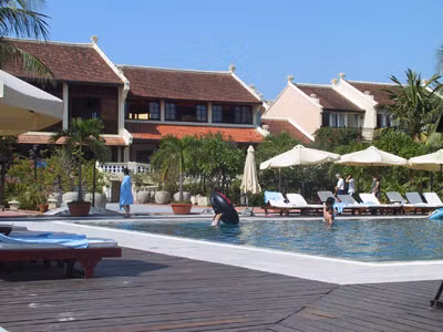 Tại Hội An (Quảng Nam), khách sạn Victoria Hoi An là resort 4 sao mô phỏng theo làng cá truyền thống, với những con đường nhỏ, những ao nước, những ngôi nhà nhỏ nền đất xi măng và lung linh lồng đèn Hội An trên cao. Khách sạn Resort có 100 phòng. Giá phòng VIP tại khách sạn - Royal Suit 205 USD/đêm, giá phòng thấp nhất cũng 125 USD/đêm.