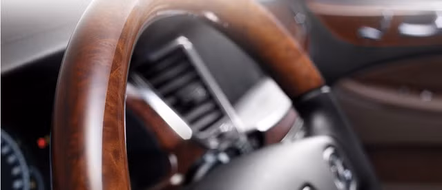 Toàn bộ sức mạnh của động cơ được truyền đến cả bốn bánh thông qua hộp số tự động 8 cấp, qua đó giúp xe tăng tốc từ 0 - 100 km/h trong 5,8 giây và đạt vận tốc tối đa 225 km/h.