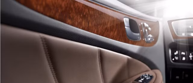 Hyundai cho biết hãng sẽ bán ra Equus Limousine tại thị trường Nga ngay sau khi hãng ra mắt mẫu xe này tại triển lãm Moscow Motor Show. Xe có giá khởi điểm tại thị trường Nga là 4.040.000 RUB, tương đương với khoảng 113.000 USD (khoảng 2,4 tỷ đồng).