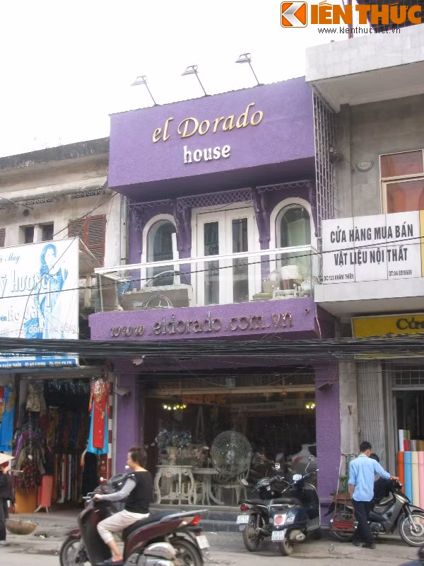 Cơ sở kinh doanh nội thất trên phố Khâm Thiên gây ấn tượng với người đi đường bởi màu sơn tím thuộc "hàng độc". Đây cũng chính là màu sắc đặc trưng của thương hiệu El Dorado.
