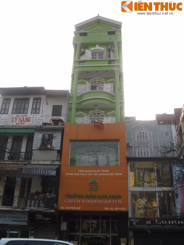 Ngoài sở thích cá nhân, nhiều cơ sở kinh doanh cũng chọn sơn sáng màu để làm nổi bật vị thế của mình. Trong ảnh là một ngôi nhà cũng rất nổi bật trên phố Huế với 2 nước sơn chủ đạo là xanh lá cây và da cam.