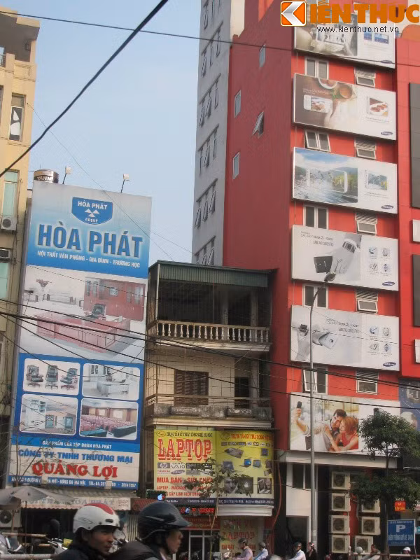 Một cơ sở kinh doanh điện thoại trên phố Hoàng Cầu lại chọn sơn toàn bộ ngôi nhà bằng màu đỏ, đem đến sự khác biệt, độc đáo.