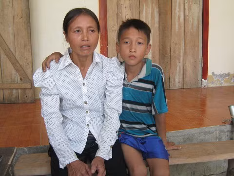 Chị Tình và cháu Hạnh trao đổi với phóng viên VTC News.