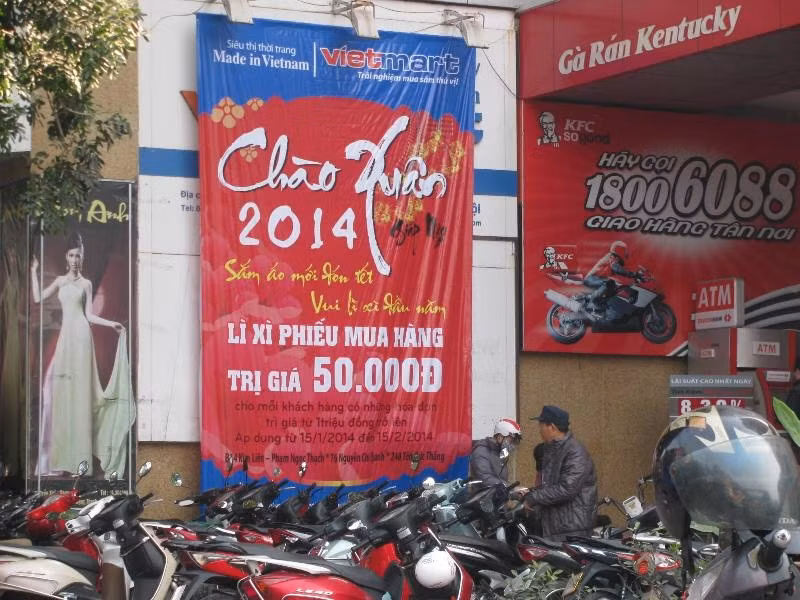 Cuối năm, cũng là dịp trung tâm mua sắm, siêu thị đưa ra các chương trình khuyến mại. Siêu thị Vietmart trên đường Phạm Ngọc Thạch có món quà lì xì đầu năm cho khách hàng có hóa đơn mua hàng trên 1 triệu đồng.