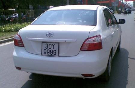 Dân chơi Hà Nội rất chịu chi cho Vios, bằng chứng là chiếc xe này được đeo biển tứ quý 9999 tuyệt đẹp.