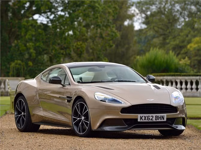 Aston Martin Vanquish 2014 có giá 279.995 USD: Aston Martin Vanquish 2014 là chiếc xe 2 cửa, 2 chỗ ngồi. Siêu xe có dung tích 6 lít, 12 xi-lanh.