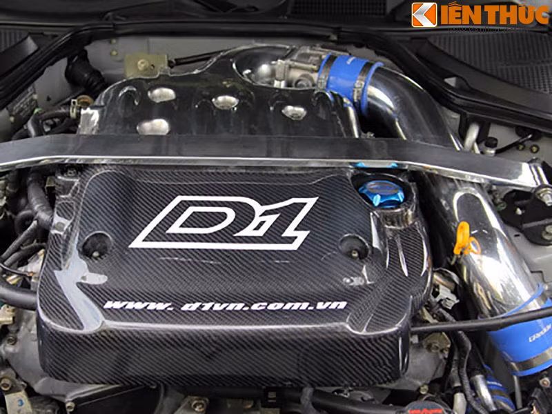 Động cơ xe được nâng cấp bằng bộ tăng áp kép Greddy, tăng công suất thêm 150 mã lực. Sau khi "lên đời", chiếc Nissan 350Z đã hóa thân từ một chiếc xe thể thao bình thường thành một "mãnh thú" thực sự.