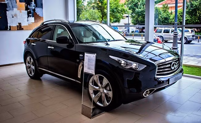 Infiniti QX70 trước đó được đặt tên là FX35, đây là mẫu xe SUV hạng trung cạnh tranh với các đối thủ như Mercedes-Benz ML-Class, Lexus RX và BMW X5.