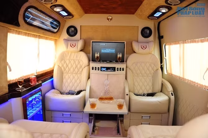 Ghế thiết kế rộng rãi, thoải mãi và được bọc da cao cấp, sang trọng. Toàn bộ các chi tiết ốp gỗ đều được dùng vân óc chó - loại vân gỗ điển hình được dùng trên các dòng xe của Bentley.