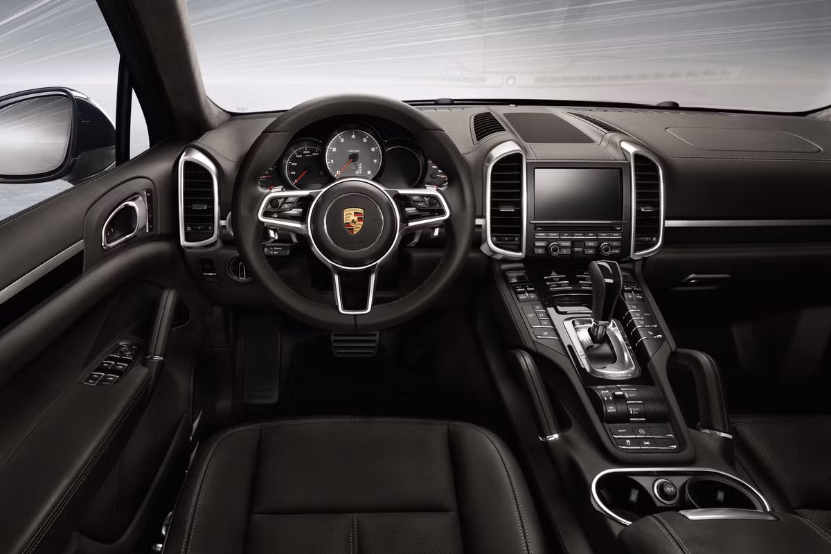 Porsche Cayenne S trang bị động cơ V6 dung tích 3.6L sản sinh công suất 420 mã lực và mô-men xoắn cực đại 550 Nm tại vòng tua 6.000 vòng/phút. Với sức mạnh này, xe có khả năng tăng tốc từ 0-100 km/h trong 5,5 giây và tốc độ tối đa đạt 259 km/h.