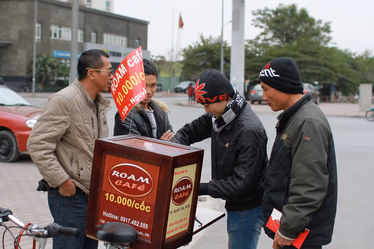 Cà phê dạo Roam Cafe "hút" khách Hà Nội.