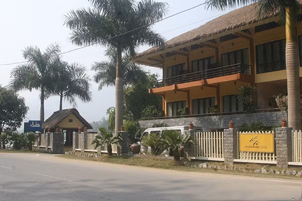  Khách sạn Mai Châu Lodge là khách sạn cao cấp, sang trọng duy nhất tại Mai Châu, chỉ cách Hà Nội 135 km, nằm trong thung lũng Mai Châu thơ mộng.