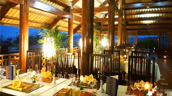 Nhà hàng tại khách sạn Mai Châu Lodge phục vụ đa dạng các món ăn Âu Á trong đó có nhiều đặc sản núi rừng Hòa Bình.