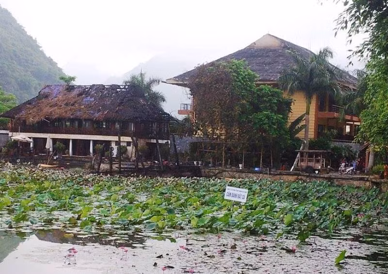 Ngọn lửa đã thiêu rụi toàn bộ ngôi nhà dịch vụ nổi giữa hồ và mái lợp bằng cỏ gianh truyền thống của 2 tòa nhà khách sạn chính.