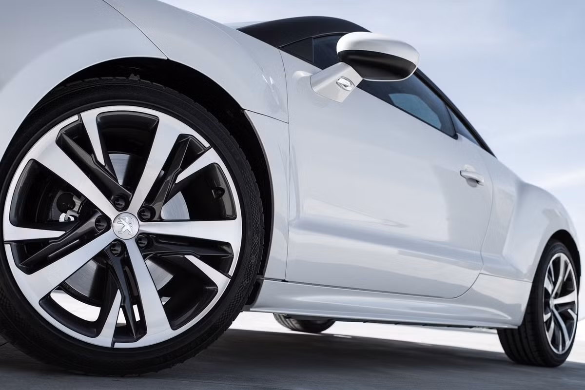 Peugeot RCZ có kích thước tổng thể dài x rộng x cao tương ứng 4.290 x 2.107 x 1.362 (mm) chiều rộng của xe bao gồm gương chiếu hậu hai bên. Thể tích khoang hành lý rộng 309 lít.