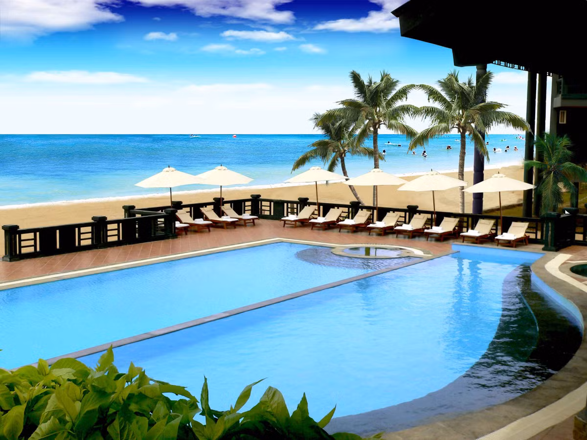 Hè năm nay, du lịch biển đảo miền Trung thực sự hút khách với nhiều điểm đến tuyệt đẹp. Theo một số công ty du lịch, các tour khởi hành ngày 30/4 và 1/5 đã hết chỗ, chỉ còn tour khởi hành ngày 2-3/5. Đắt khách nhất phải kể đến các tour Nha Trang, Đà Nẵng, Côn Đảo.