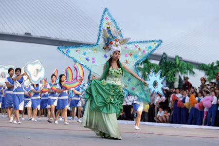 Hạ Long xinh đẹp của tỉnh Quảng Ninh càng hút khách hơn khi lễ hội đường phố Carnaval Hạ Long khai mạc đúng vào ngày 30/4. Đây được coi là dịp giới thiệu tới du khách trong và ngoài nước những sắc màu tươi đẹp của thành phố Hạ Long.