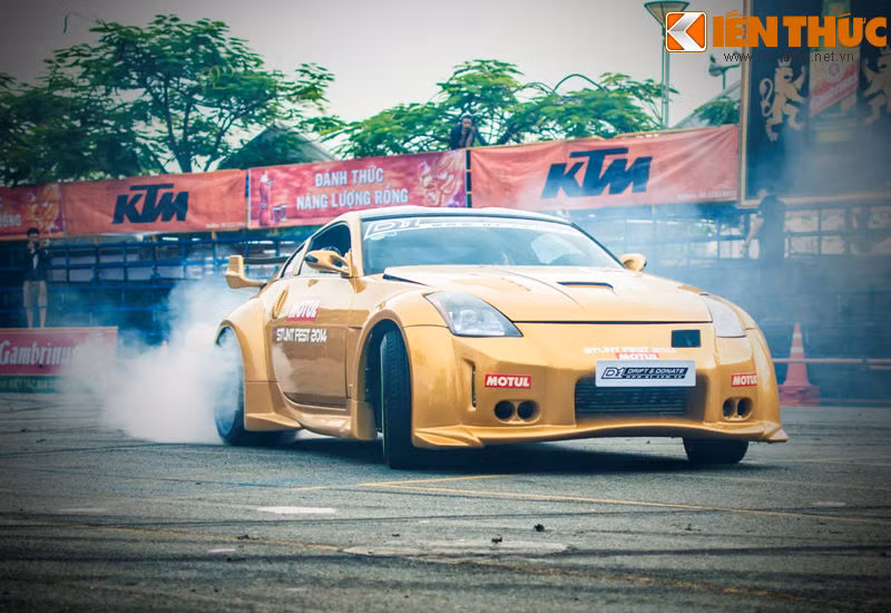 Nissan 350Z có màn biểu diễn drift - đốt lốp ấn tượng tại Vietnam Motorbike Festival 2014.